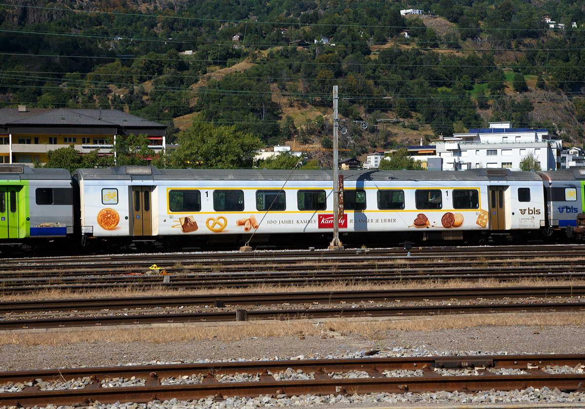 Einer der letzten Kambly EW III, der A 50 85 18-34 002-3 CH-BLS, 1. Klasse Personenwagen der BLS eingereiht am 07.09.2021  in einem BLS EWIII -  Pendelzug abgestellt im Bahnhof Brig (aufgenommen aus einem Zug heraus).

TECHNISCHE DATEN:
Spurweite: 1.435 mm (Normalspur)
Wagenlänge über Puffer:  24.600 mm
Drehzapfenabstand: 18.760 mm
Eigengewicht: 29 t
Sitzplätze: 45 in der 1. Klasse