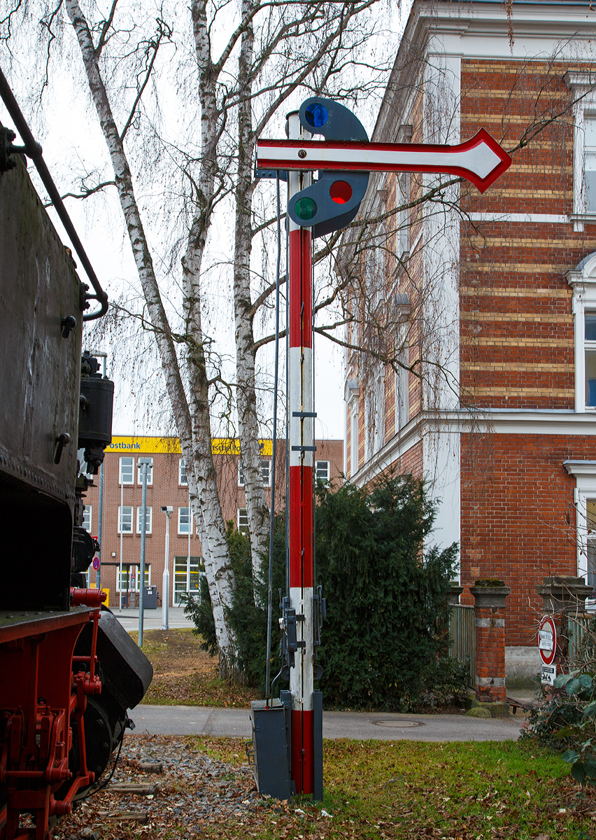 
Einflügeliges bayerisches Hauptsignale (der königlich bayerischen Staatsbahnen) als Denkmal (bei der Denkmallok 98 507) am 29.12.2016 vorm Hauptbahnhof Ingolstadt. 

Hier wird das Signalbild (Signal 7)  Halt ! gezeigt.
Vom Zuge aus gesehen steht der Signalflügel waagerecht nach rechts, bei Dunkelheit dem Zuge entgegen rotes Licht der Signallaterne)   

Andere Signalbild sind: 

Signal 8a  -  Fahrt frei!
Das Signal erlaubt die Fahrt mit der im Fahrplan zugelassenen Geschwindigkeit. 

Signalbild wäre dann:
Vom Zuge aus gesehen steht der Flügel unter einem Winkel von etwa 45°aufwärts nach rechts, bei Dunkelheit dem Zuge entgegen grünes Licht der Signallaterne.

Signal 8 Ru  -  Ruhesignal
Auf dem Gleis ruht der Zugverkehr. Das Signal »Ru« zeigt an, dass auf dem Gleis rangiert werden darf. Das Signal gibt jedoch keinen Fahrauftrag. 
Signalbild wäre dann:
Der Signalflügel des einflügeligen Ausfahrsignals zeigt dann senkrecht nach unten. Bei Dunkelheit zeigt die Signallaterne blaues Licht.

Die bayerischen Haupt- und Vorsignale unterscheiden sich ganz erheblich von den preußischen bzw. DRG-Normalausführungen. Der markanteste Unterschied liegt in der Form des Hauptsignalflügels mit seiner rautenförmigen Spitze. Die Laternengläser für das Signalbild  Halt  sind mittig im Signalflügel angeordnet. Der zweite Flügel hat wiederum eine abweichende Form mit durchgehend, rote Streifen. 

Das bayerisches Hauptsignale verschwand 1975 ganz von deutschen Gleise.