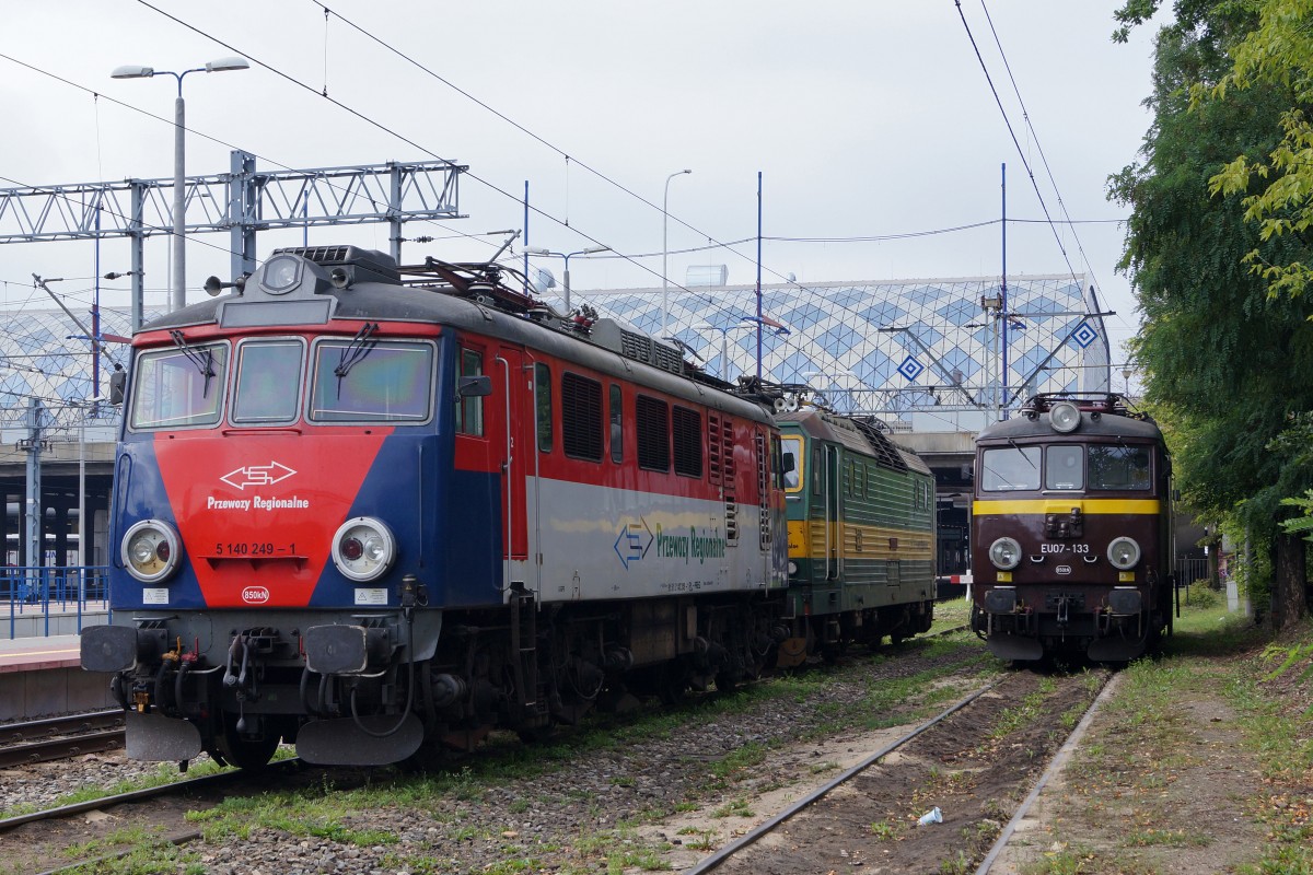 ELEKTROLOKOMOTIVEN IN POLEN VON DER P.K.P AUSGELAGERTEN PRZEWOZY REGIONALE:
Im Rollmaterialbestand der PRZEWOZY REGIONALE befinden sich auch einige aus Tschechien angemitete Lokomotiven der Baureihe 163, die auf den Namen von Frauen getauft worden sind. EP 07 5140 246-7, 163 34-2  Helena  und EU 07-133 in Poznan Glowny abgestellt am 16. August 2014.
Foto: Walter Ruetsch