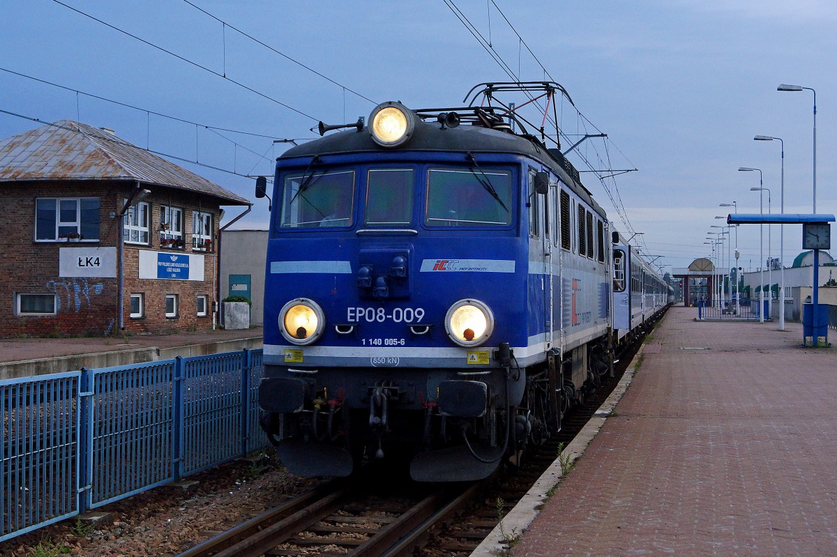 ELEKTROLOKOMOTIVEN IN POLEN
P.K.P EP08-009 vor einem IC in Lodz am fr�hen Morgen des 21. August 2014.
Foto: Walter Ruetsch