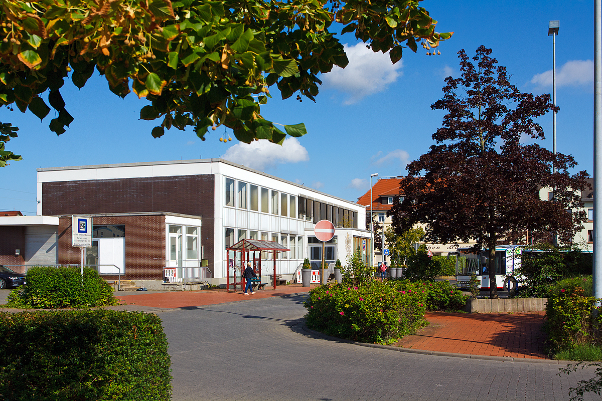 
Empfangsgeb�ude vom Bahnhof Butzbach an der Main-Weser-Bahn (KBS 630 bei km 151,9, am 20.08.2014. Fr�her (bis 1975) war der Bahnhof auch Ausgangspunkt der nach Lich und Gr�nberg f�hrenden Butzbach-Licher Eisenbahn. 

In den Hauptverkehrszeiten halten in Butzbach nur einzelnen Regional-Express-Z�ge, die von Frankfurt �ber Gie�en nach Marburg verkehren. Fernverkehrsz�ge fahren ohne Halt durch den Bahnhof.
