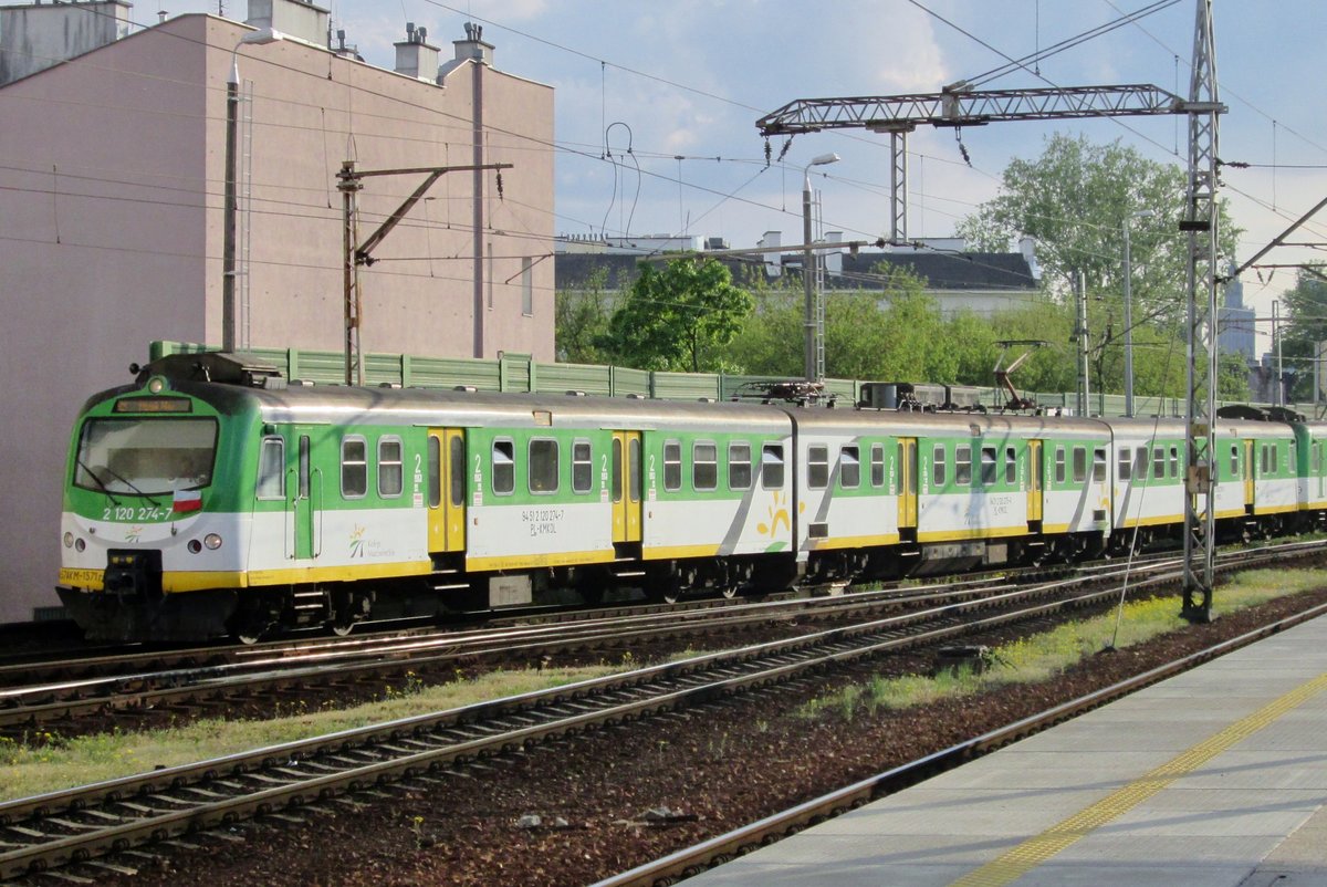 EN57-1571 verl�sst am 1 Mai 2016 Warszawa Wschodnia.