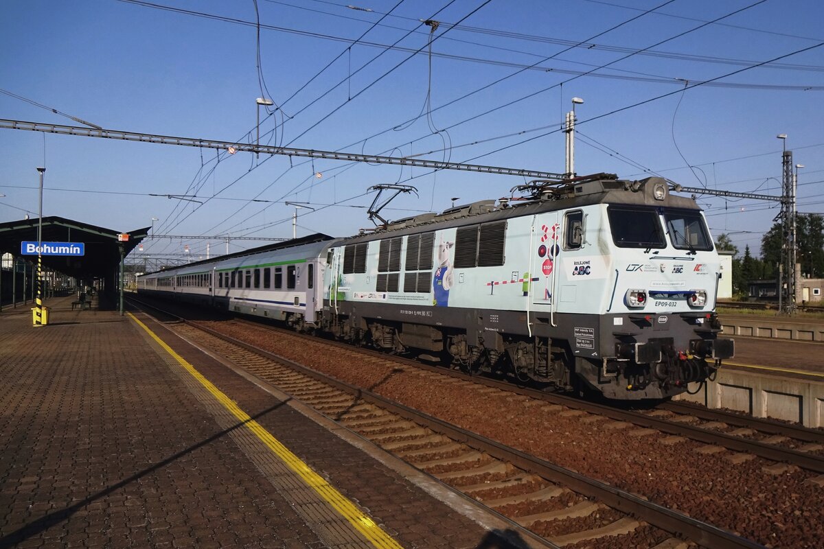 EP09-032 verlasst Bohum�n mit ein IC nach Breclavc und Wien am 25 Augustus 2021.