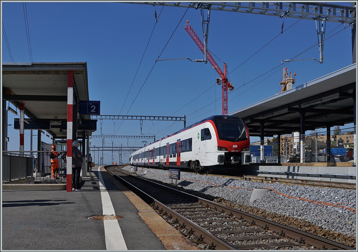 er Bahnhof von Cully wird umgebaut, um im Regionalverkehr in Richtung Lausanne künftig den Viertelstunden Takt anzubieten. Seit heute ist das nach Norden verschwenkte Gleis 1 wieder in Betrieb und passend mit den einfahrenden SBB Flirt 3 RABe 523 107 und 109 als S 5 24535 nach Aigle bestückt. 

1. April 2021