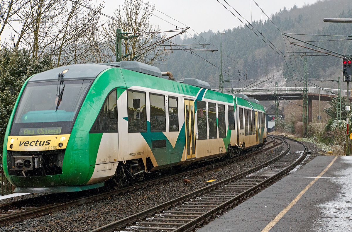 
Er ist noch im Outfit der vectus....
Der VT 260 ( 95 80 0648 160-9 D-HEB / 95 80 0648 660-8 D-HEB) ein Alstom Coradia LINT 41 der HLB (Hessische Landesbahn), ex Vectus VT 260, fährt am 24.01.2015 als RB 95  Sieg-Dill-Bahn  (Dillenburg - Siegen - Au/Sieg) in den Bahnhof Betzdorf/Sieg ein. 

Einen Gruß an den freundlichen Lokführer zurück.