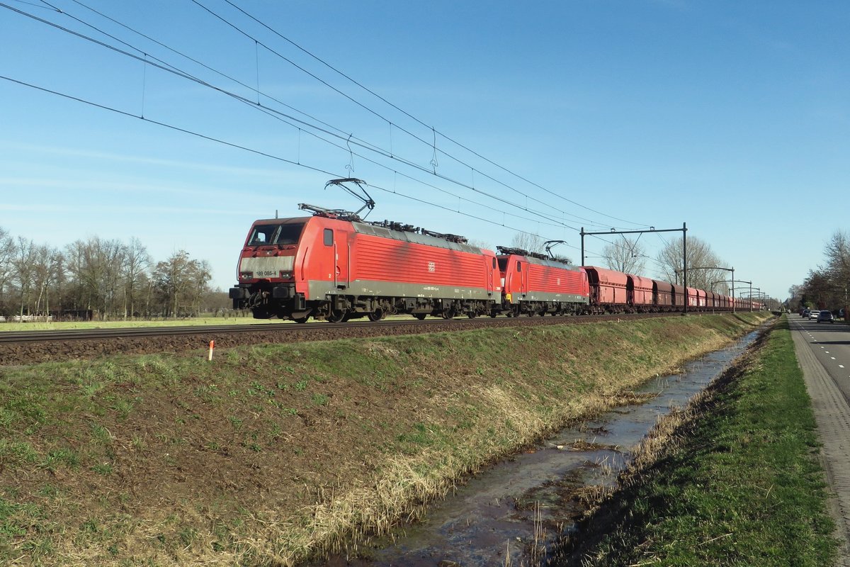 Erzbomber mit 189 085 durchfahrt am 24 Februar 2021 Boxtel.