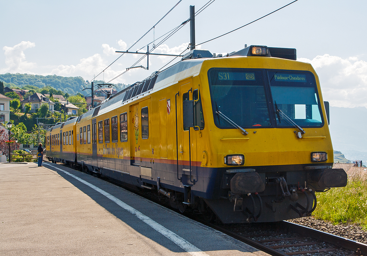 Es waren die letzte Tage des  Train des Vignes ....
Der  Train des Vignes  (S31) in der Zugskomposition SBB RBDe 560 131-5 „Saint-Saphorin“ mit dem Steuerwagen Bt 50 85 29-35 931-9, erreicht am 28.05.2012 den Bahnhof Chexbres.
