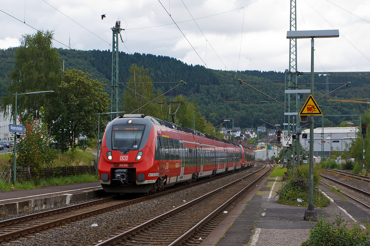 
Es wird von Siegen nach Köln wieder durchgängig gefahren, während den Schulferien in NRW war die Strecke in Niederschelden gesperrt, der Grund dafür war der Weiterbau der Hüttentalstraße (HTS) als B 62. Diese Hochstraße überquert in Niederschelden die Siegstrecke (KBS 460). 

Hier fahren zwei gekoppelte  Bombardier Talent 2, bestehend aus 442 802 / 442 302 (fünfteilig) und 442 761 / 442 261 (vierteilig), als RE 9  Rhein Sieg Express  (RSX) Siegen - Köln - Aachen, am 19.08.2014 durch den Bf Niederschelden in Richtung Köln.
