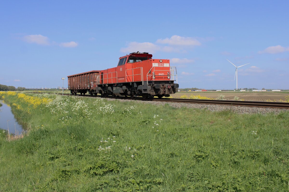 Etwas Froschblick vom ofenbarer Weg zwischen Lage Zwaluwe und Moerdijk am 25 April 2025 auf die 6421 mit ganze einer Eanos-Wagen.
