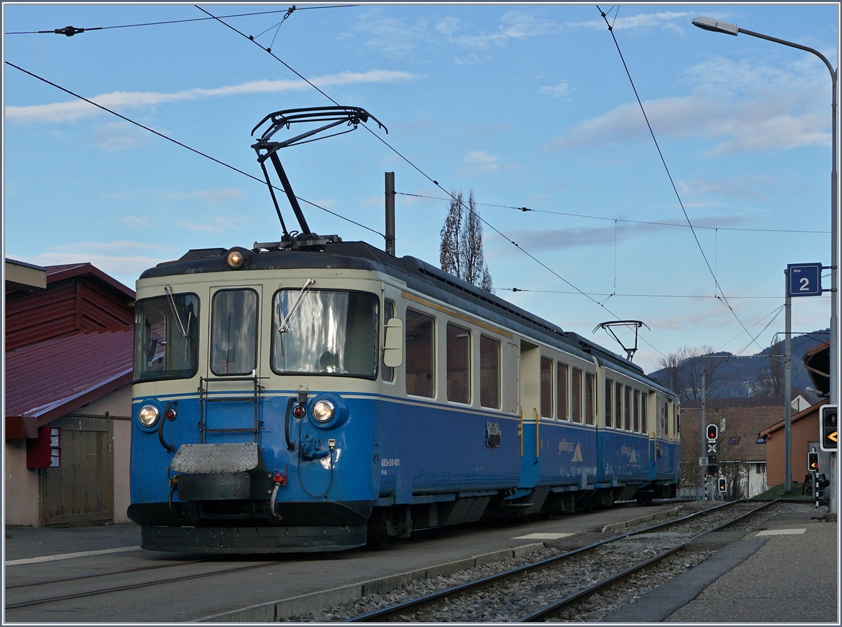 Etwas überrascht wurde ich, als ich in Blonay beim beim Einsteigen in den Regionalzug nach Vevey den MOB ABe 8/8 vorbeifahren sah! Zwar konnte ich den formschönen Triebzug fotografieren doch für eine gute Bildgestaltung war der Überraschungseffekt zu gross...
27. Feb. 2017