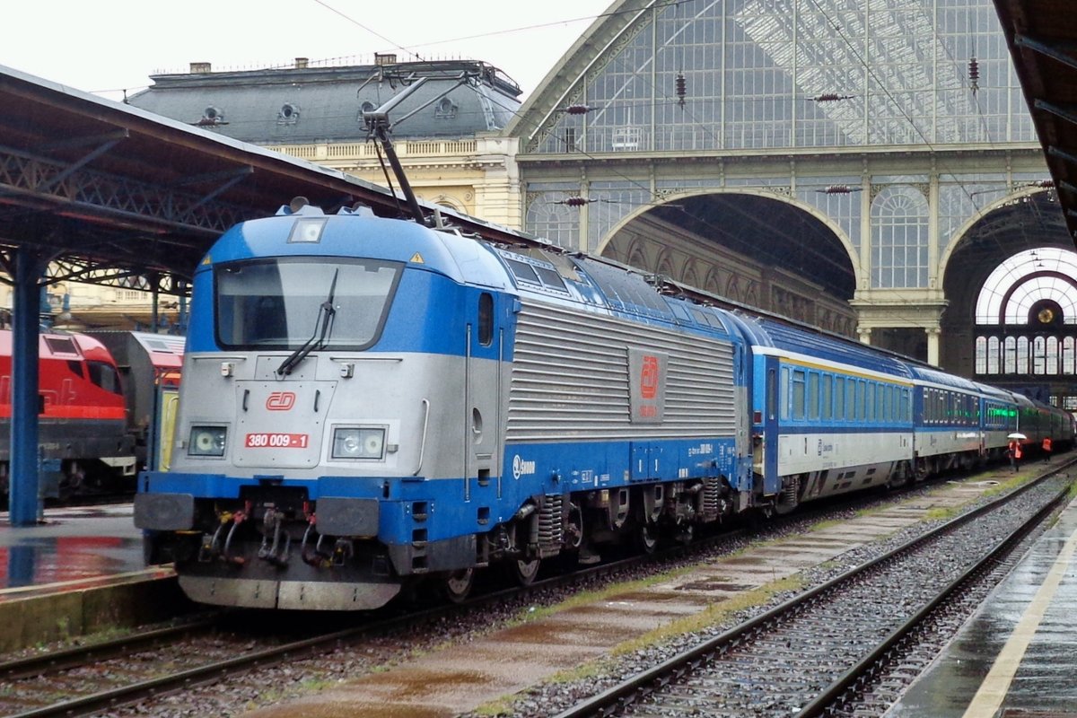 EuroCity JAN SOBIESKY wird mit 380 009 an der Spitze in Budapest Nyugati am 8 September 2018 bereitgestellt.