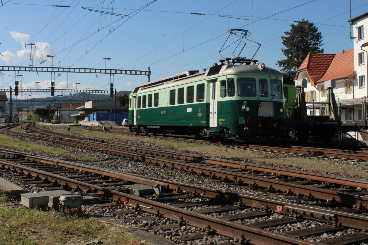 Ex-BLS Be 761 Wellensittich wird vom offenbarer Weg beim Ausfahrt aus Oberburg am 18 Mai 2025 fotografiert -der grosse Spektakel  150 Jahre Emmentalbahn  hat angefangen.