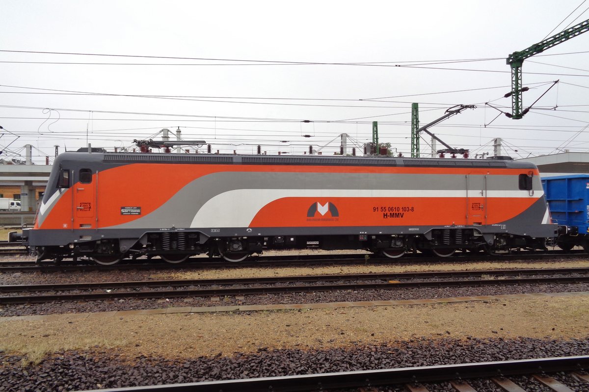 Ex-CFR 40, heute nach Umbau -mit die neuste Nase- Transmontana Ellok 610 103 durchfahrt nahmens MMV Budapest Kelewnföld am 21 September 2017.