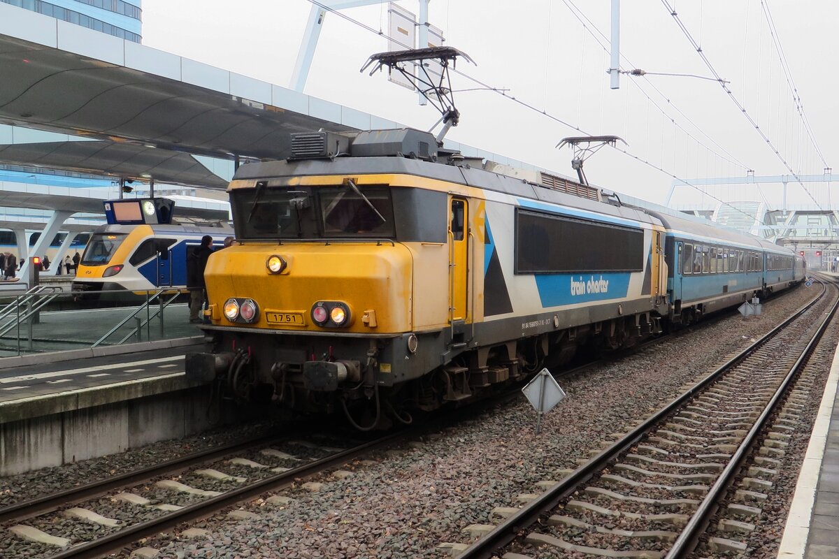 Ex-NS 1751 steht am 17 Dezember 2022 in Arnhem mit der Dinner Train. Die Lok soll als 101004 von TCS weiter aktiv bleiben, ist noch nicht ganz beklebt worden.