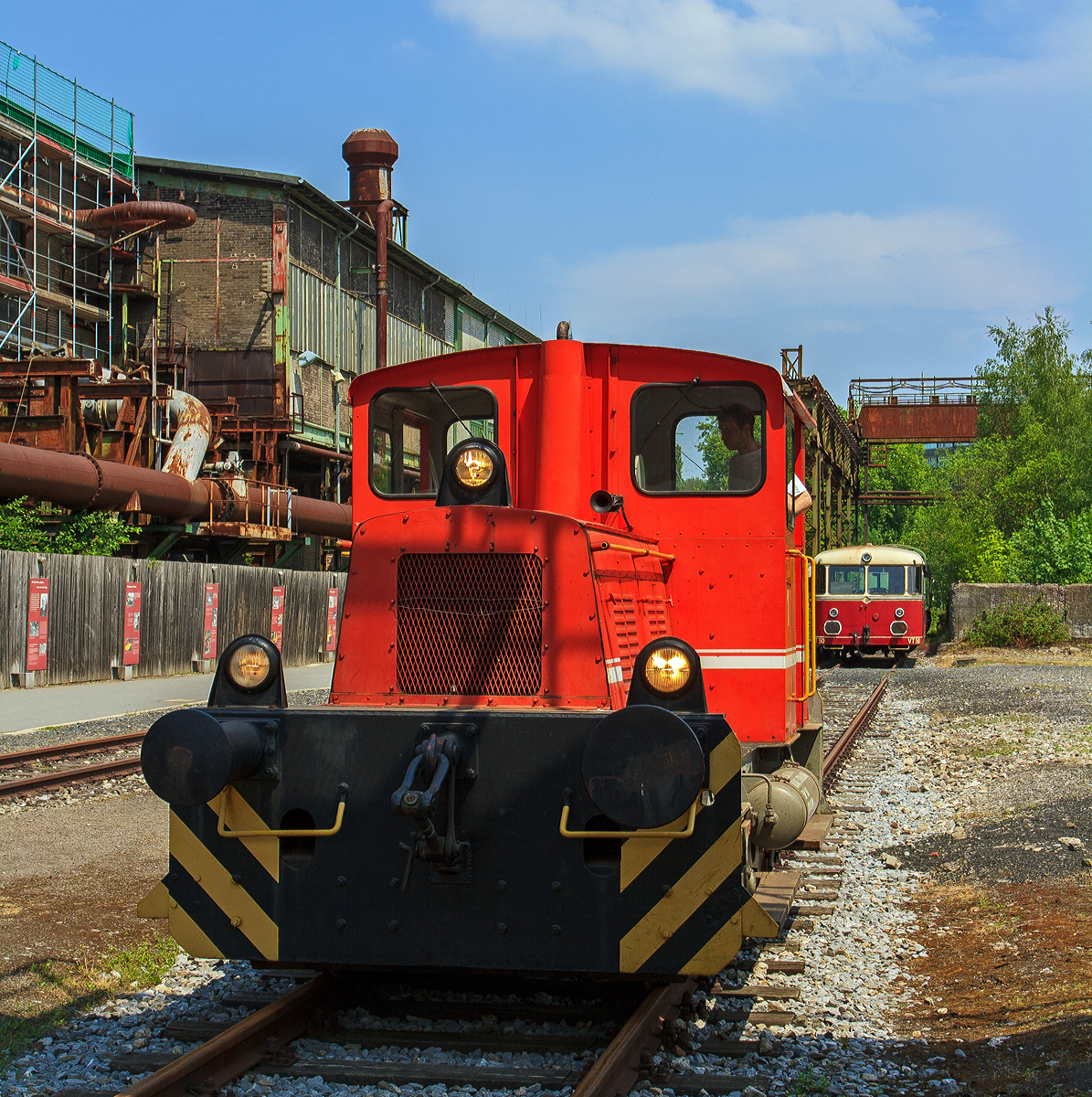 Ex O&K 1, Werkslok Orenstein & Koppel, Werk Dortmund-Dorstfeld, am 05.06.2011 (betriebsfähig) im LWL-Industriemuseum Henrichshütte in Hattingen.

Die Lok vom O&K Typ MV 4 wurde 1953 von O&K unter der Fabrik-Nr. 25386 gebaut.

Die O&K MV 4 gehört zu der 1. Dortmunder Nachkriegs-Generation. Wobei die erste normalspurige Lok, die das Dorstfelder Werk verließ, war kein Neubau sondern eine  Umbau -Lok. Eine beschädigte Windhoff-Kö II wurde wieder aufgebaut und mit einem neuen Motor versehen. Sie erhielt die Fabriknummer 25003.

1950 wurde das erste reguläre Typenprogramm für normalspurige Lokomotiven aufgestellt. Bedingt durch den Neuanfang in Dortmund ist bei den meisten Typen der ersten Generation von Nachkriegsfahrzeugen keine Verwandtschaft zu den Vorkriegsmodellen aus Babelsberger bzw. Nordhauser Produktion zu erkennen. Ausnahmen sind hier die leistungsstärkste Maschine des Typs MV 8, die über einen Antrieb mittels Blindwelle und Stangen verfügt, und bei der schon von der Bezeichnung her aus der Art schlagenden 130 PS, die sich sehr stark an die Vorkriegskonstruktion der 3 D anlehnte.

Die Typenbezeichnung für die Neukonstruktionen setzt sich zusammen aus der Antriebsart (M - Motorlokomotive), der Kraftübertragung (V - Kettenantrieb) und 1/20 der Leistung.

TECHNISCHE DATEN:
Gebaute Anzahl:  6  (1952 – 1954)
Spurweite: 	1.435 mm (Normalspur)
Achsformel:  B
Dieselmotor : 4 Zyl.-O&K-Dieselmotor
Leistung:  60 PS 
