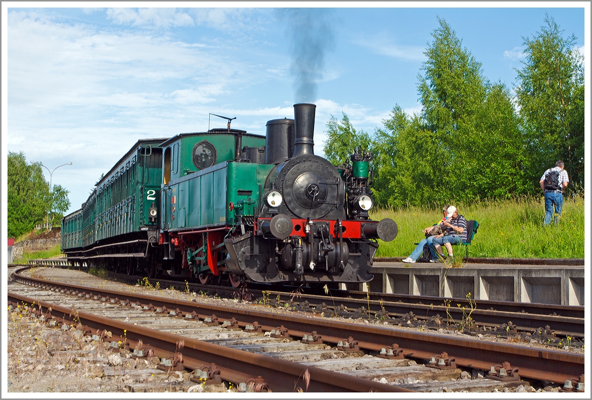 Faszination Museumsbahn -  Train 1900 
     
Die AMTF N� 8  (ex HADIR N� 8, sp�ter ARBED - Differdange) steht am 16.06.2013 mit ihrem Museumszug  in P�tange wieder zur Abfahrt nach Fond de Gras bereit. 

Die Lok wurde 1900 von der Hannoversche Maschinenfabrik, vormals Georg Egestroff (sp�tere HANOMAG) unter der Fabriknummer 3431 gebaut. 

Der  Train 1900 , von der Vereinigung AMTF (Association des Mus�e et Tourisme Ferroviaires) betrieben, dies im Rahmen des  Industrie- und Eisenbahnparks Fond-de-Gras , ist eine Initiative des Luxemburger Kulturmininisteriums, Amt f�r Denkmalschutz. Der  Train 1900  verdankt seinen Namen der dieser seiner ersten Lokomotive, der Lok Nr.  8, welche zuerst im Jahr 1900 befeuert wurde.
