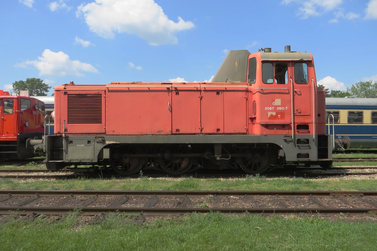 Flankblick auf 2067 090 ins Heizhaus Strasshof am 21.Mai 2023. 