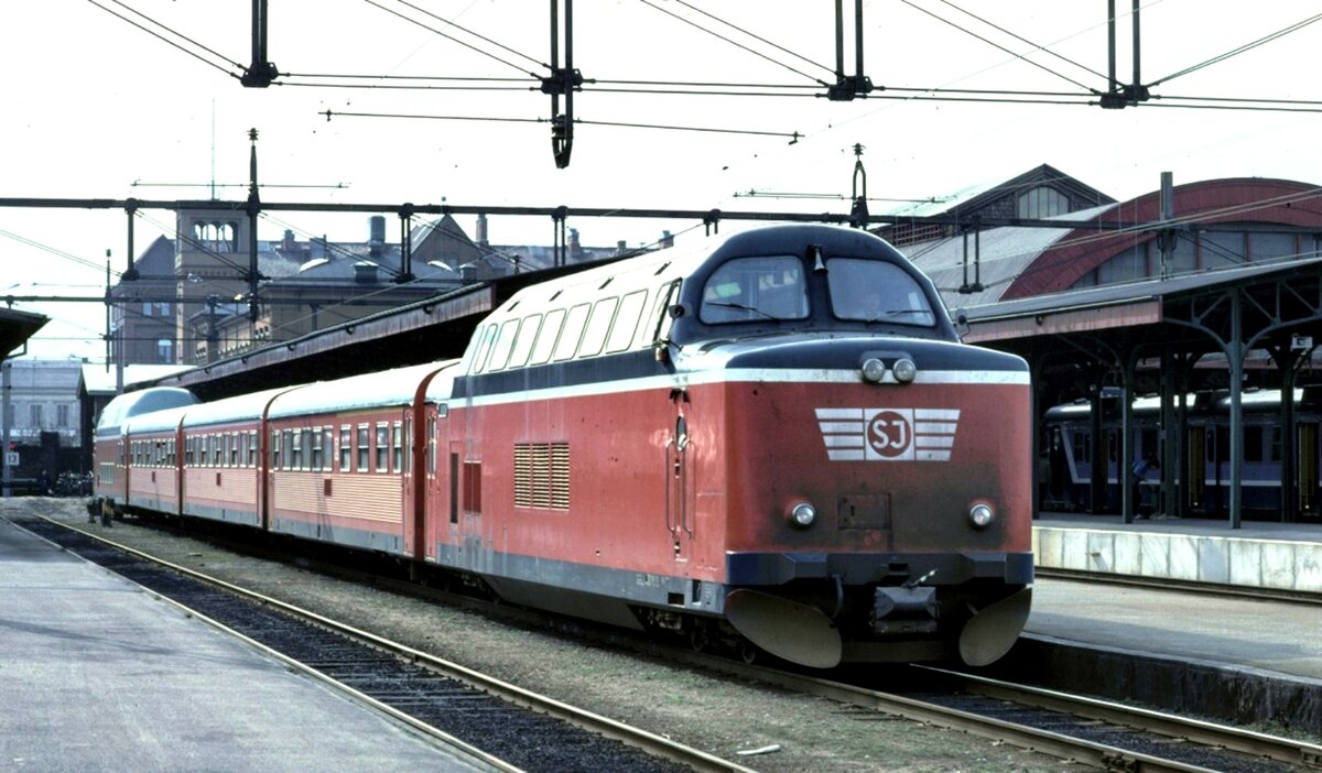 Foto vn Kenth Öhlin, in der Sammlung von Karl Sauerbrey: SJ Y 3 von LHB in Malmö, am 16.04.1987; Zu diesem Zug gibt vom Schwiegervater ehemals bei LHB noch folgende Erzählung: Aufgrund der erheblichen Temperaturunterschiede ist der Baldachin in den Wagen oft heruntergefallen. Da die Züge gebraucht wurden und immer im Einsatz waren, wurde ein Wagen abgesperrt und eine LHB-Mannschaft hat während der Fahrt den Wagen repariert. Wenn der fertig war, ist die Mannschaft und dementsprechend die Reisenden im Zug umgezogen.......