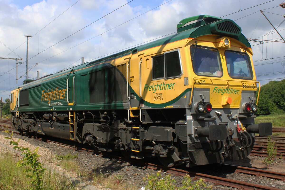 Freightliner 563-05 steht am 26 Mai 2025 in Bad Bentheim abgestellt.