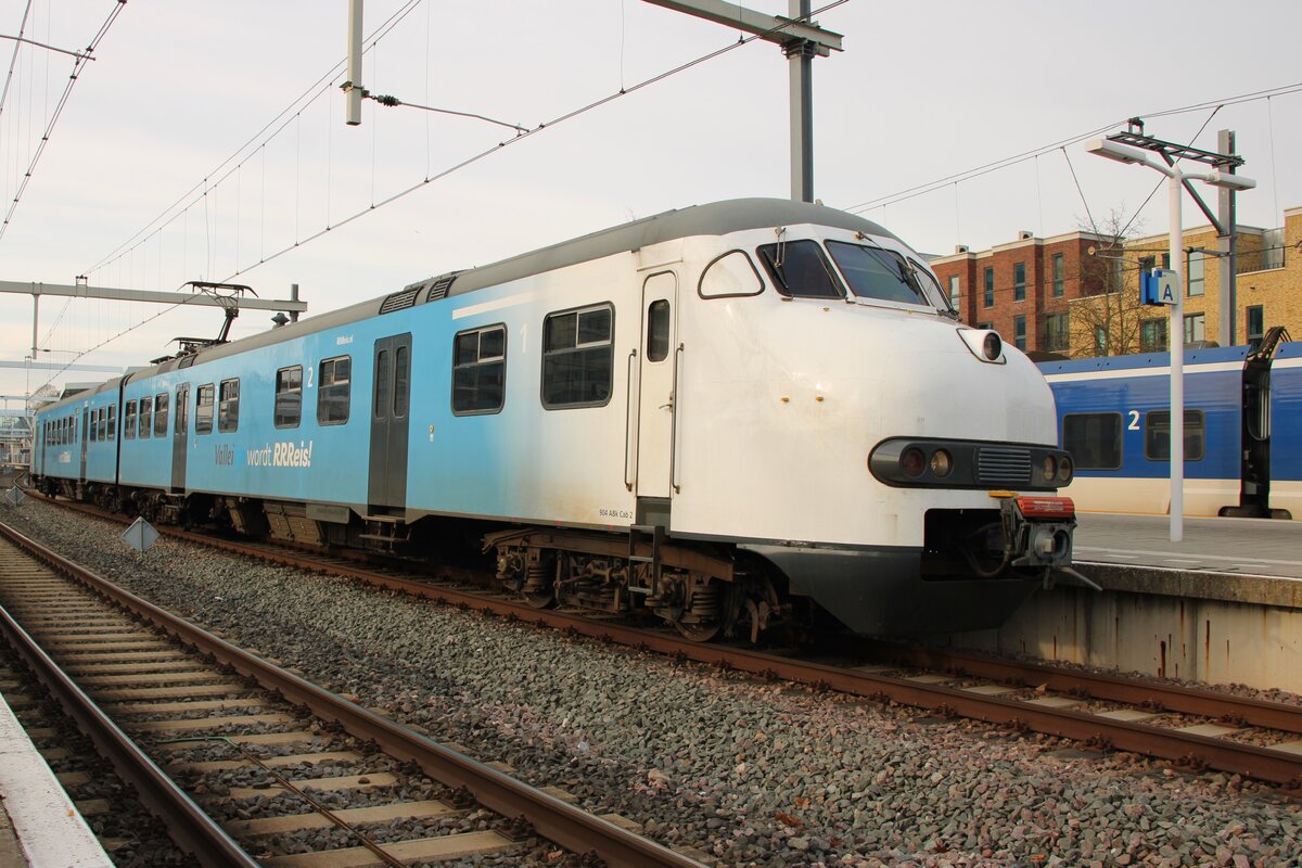 Froschblick auf Rrreis/Arriva Plan V 904 (Eigentum von 2454CREW, vermietet an Arriva unter deren neue Merkmahl für Gelderland und Overijssel Rrreis) in Arnhem am 22 November 2025.