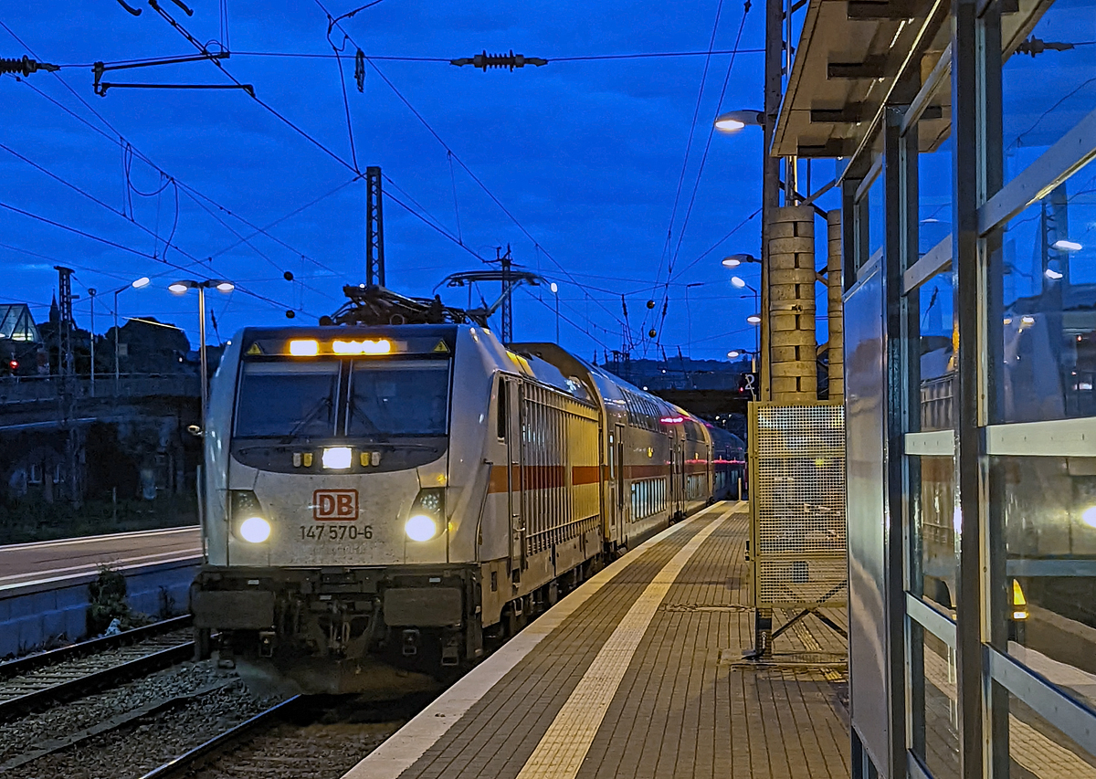 Fr�h morgens im Hbf Siegen....
Die 147 570-6 (91 80 6147 570-6 D-DB – IC 4878), der DB Fernverkehr AG f�hrt am 31.05.2022 (04:50 Uhr) mit der Doppelstock IC-Garnitur 4878 in den Hauptbahnhof Siegen und wird als IC 2328 / RE34 (Siegen - M�nster(Westf)Hbf) bereitgestellt.

Die TRAXX P160 AC3 wurde 2010 von Bombardier in Kassel gebaut und an die DB Fernverkehr AG geliefert. Sie hat die Zulassungen f�r Deutschland. F�r die Schweiz ist die Zulassung der TRAXX P160 AC3 auch vorgesehen, daher hat sie auch vier Stromabnehmer. Doch wurde keine Zulassung der Loks, wie auch der Wagen, vom Hersteller f�r die Schweiz erlangt.
