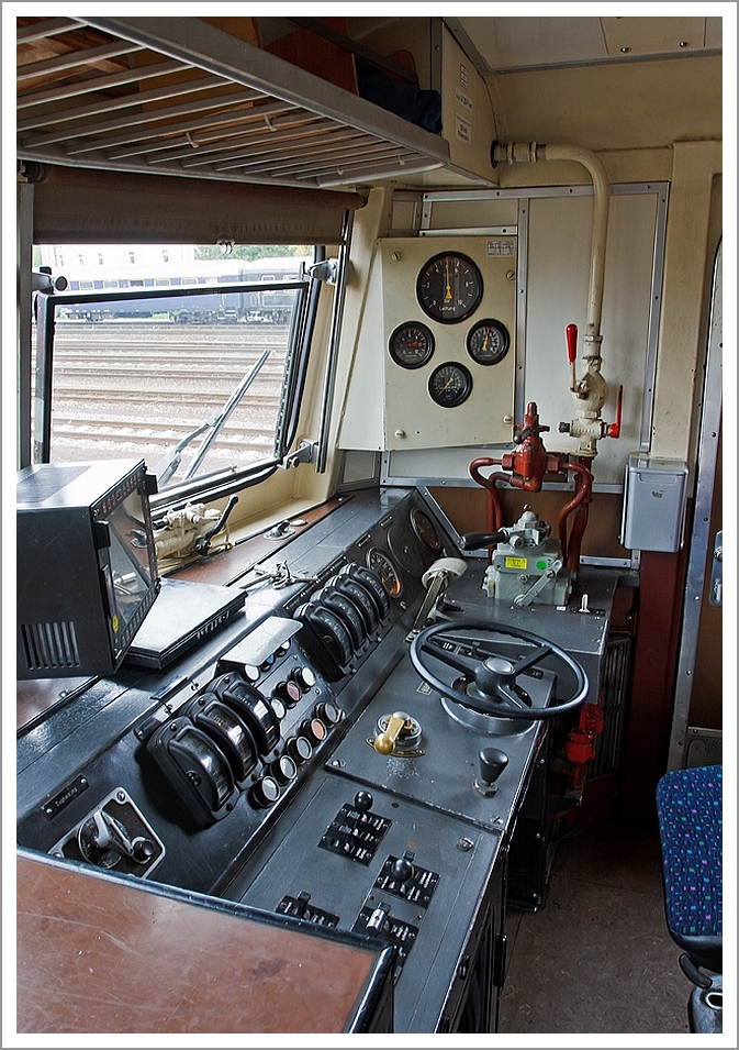 Führerstandgesamtansicht:
Im Führerstand der 141 228-7, ex E 41 228, am 28.04.2013 im Eisenbahnmuseum Darmstadt-Kranichstein, sie ist eine Dauerleihgabe der DB-Regio AG ans Museum.

Hinweis: Ein offizielle Führerstands-Besichtigung der Museumslok, daher öffentlich zugänglich.