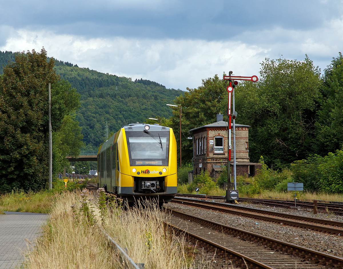 
F�r etwas Abwechselung auf der Hellertalbahn (KBS 462) sorgt der HLB LINT 41 VT 502.....

Der VT 502 (95 80 1648 102-9 D-HEB / 95 80 1648 602-8 D-HEB) ein Alstom Coradia LINT 41 der neuen Generation / neue Kopfform der HLB (Hessische Landesbahn GmbH) f�hrt am 06.08.2016 als RB 96   Hellertalbahn  nach Betzdorf/Sieg (Neunkirchen - Herdorf - Betzdorf), hier passiert er gerade das Stellwerk Herdorf Ost (HO) und erreicht nun bald den Bahnhof Herdorf.