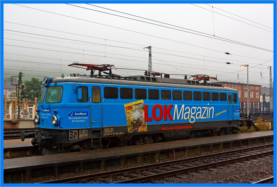 F�r Stefan das Blaue....

Die 1042 520-8 der Centralbahn (CBB), ex �BB 1042 520-8 ist am 05.10.2013im Hbf Trier abgestellt, sie tr�gt die NVR-Nummer 91 80 1042 520-8 D-CBB. Sie geh�rt zwar der  Centralbahn AG aus Basel, ein f�hrender Veranstalter von Sonderz�gen, registriert ist die Lok aber in Deutschland.

Die Lok wurde 1968 von Simmering-Graz-Pauker AG in Wien (SGP) unter der Fabriknummer 18361 gebaut und als 1042 520-8 an die �BB geliefert, 2006 wurde sie an die Centralbahn verkauft.
Die Reihe 1042 ist eine Elektrolokomotive der �sterreichischen Bundesbahnen. Sie war seit den 1960er Jahren eine wichtige St�tze des elektrischen Bahnbetriebes der �BB.

Technische Daten:
Spurweite: 1.435 mm (Normalspur)
Achsformel:  Bo’Bo’
L�nge �ber Puffer:  16.220 mm
Dienstgewicht:  82,5 t
H�chstgeschwindigkeit:  150 km/h 
Stundenleistung:  4.000 kW  (5439 PS)
Dauerleistung:  3.808 kW 
Anfahrzugkraft:  260 kN
Stromsystem:  15 kV, 16 2/3 Hz
Anzahl der Fahrmotoren:  4
