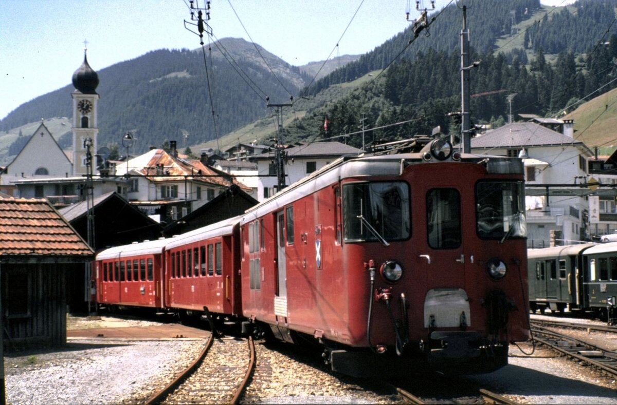 Furka Oberalpbahn (FO, ist zu MGB Matterhorn, Gotthard Bahn - MGB fusioniert) Deh 4/4 Nr. 51 in Disentis am 21.07.1980. Inbetriebsetzung 1972, L�nge �ber Kuppling 16,90 m, Gwicht 48,5 t; Leistung 1400 PS, Geschwindigkeit Adh�sion 60 km/h; Zahnrad 30 km/h; Erbauer SIG, SLM, BBC; Einsatz Pendelz�ge.