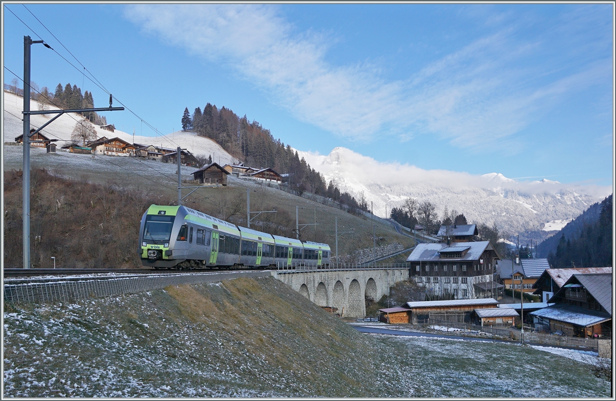 Garstatt, eine herrliche Fotostelle im Simmental, heute abweichend von den bisher hier bereits gezeigten Bildern diesmal mit einem Standpunkt südlich des Geleises. 
Der BLS Lötschberger RABe 535 117 ist auf der Fahrt von Zweisimmen nach Bern. 

3. Dezember 2020