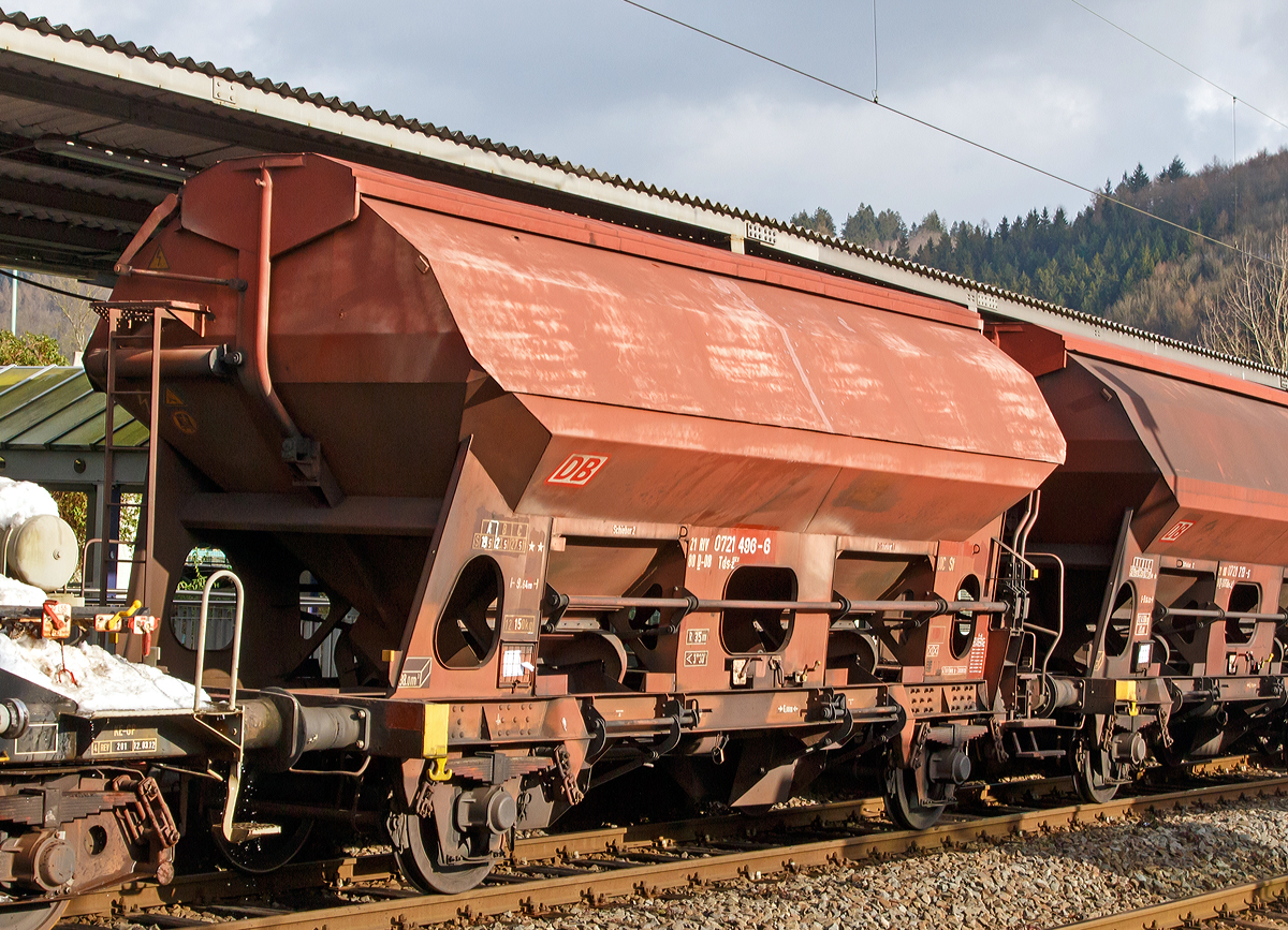 Gedeckte Sch�ttgutwagen mit dosierbarer Schwerkraftentladung und zwei Rads�tzen der Gattung Tds-z 932 ´, der DB Schenker Rail Deutschland AG am 31.01.2015 bei der Zugdurchfahrt in Betzdorf/Sieg. 
Hier 21 RIV 80 D-DB 0721 496-6, Gattung Tds-z 932.

Diese Wagen sind hervorragend geeignet f�r den Transport von witterungsempfindlichen Sch�ttg�tern. Sie besitzen eine gleisseitige, dosierbare Entladeeinrichtung. Aber auch eine Entleerung in einen Tiefbunker ist m�glich.

Ein Innenanstrich erh�ht bei den meisten der Fahrzeuge den Gebrauchswert wesentlich durch den Schutz vor Verunreinigungen, M�glichkeiten des Transportes von Lebensmitteln, g�nstigeres Entladeverhalten (Rutschverhalten), besonders bei schwer flie�enden G�tern oder verbesserten Korrosionsschutz bei aggressiven Ladeg�tern.

TECHNISCHE DATEN:
Spurweite: 1.435 mm
L�nge �ber Puffer:  9.640  mm
Radsatzstand:  6.000  mm
L�nge der Belade�ffnung:  7.900  mm
Breite der Belade�ffnung:  1.200  mm
Laderaum:  38,0  m�
Breite der festen Auslaufrutschen:  500  mm
Breite der schwenkbaren Auslaufrutschen:  630  mm
Wagenh�he:  4.256  mm
H�chstgeschwindigkeit:  100  km/h
Maximales Ladegewicht:  27,5  t
Durchschnittliches Eigengewicht:  12.150  kg
Kleinster bef. Gleisbogenradius:  35  m
Bauart der Bremse:  KE-GP
Handbremse:  nein