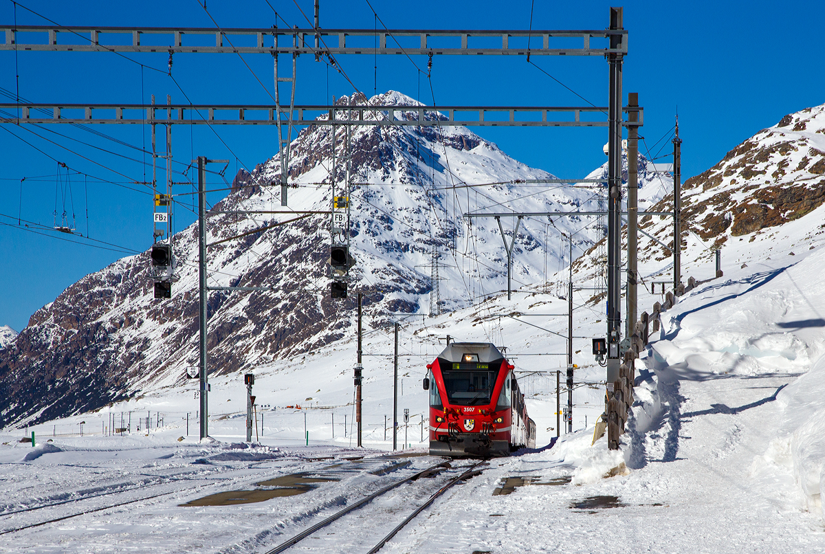 Gef�hrt von dem ALLEGRA-Zweispannungstriebzug RhB ABe 8/12 - 3507  Benedetg Fontana  erreicht der Regionalzug nach Tirano am 18.02.2017 den Bahnhof Ospizio Bernina (Bernina Hospiz).