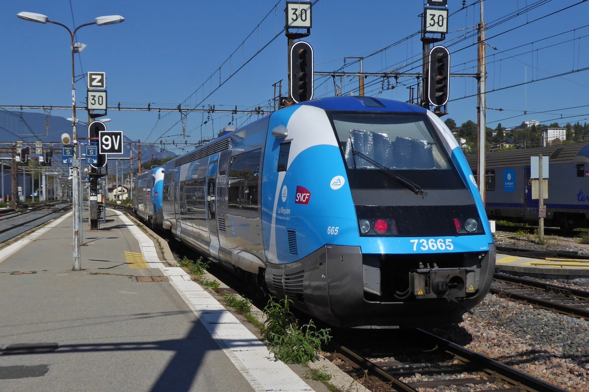 Gezogen von 73619 verl�sst Triebzug 73665  am 22.09.2022 den Bahnhof von Chamb�ry – challes-les-eaux in Richtung Amb�rieu.