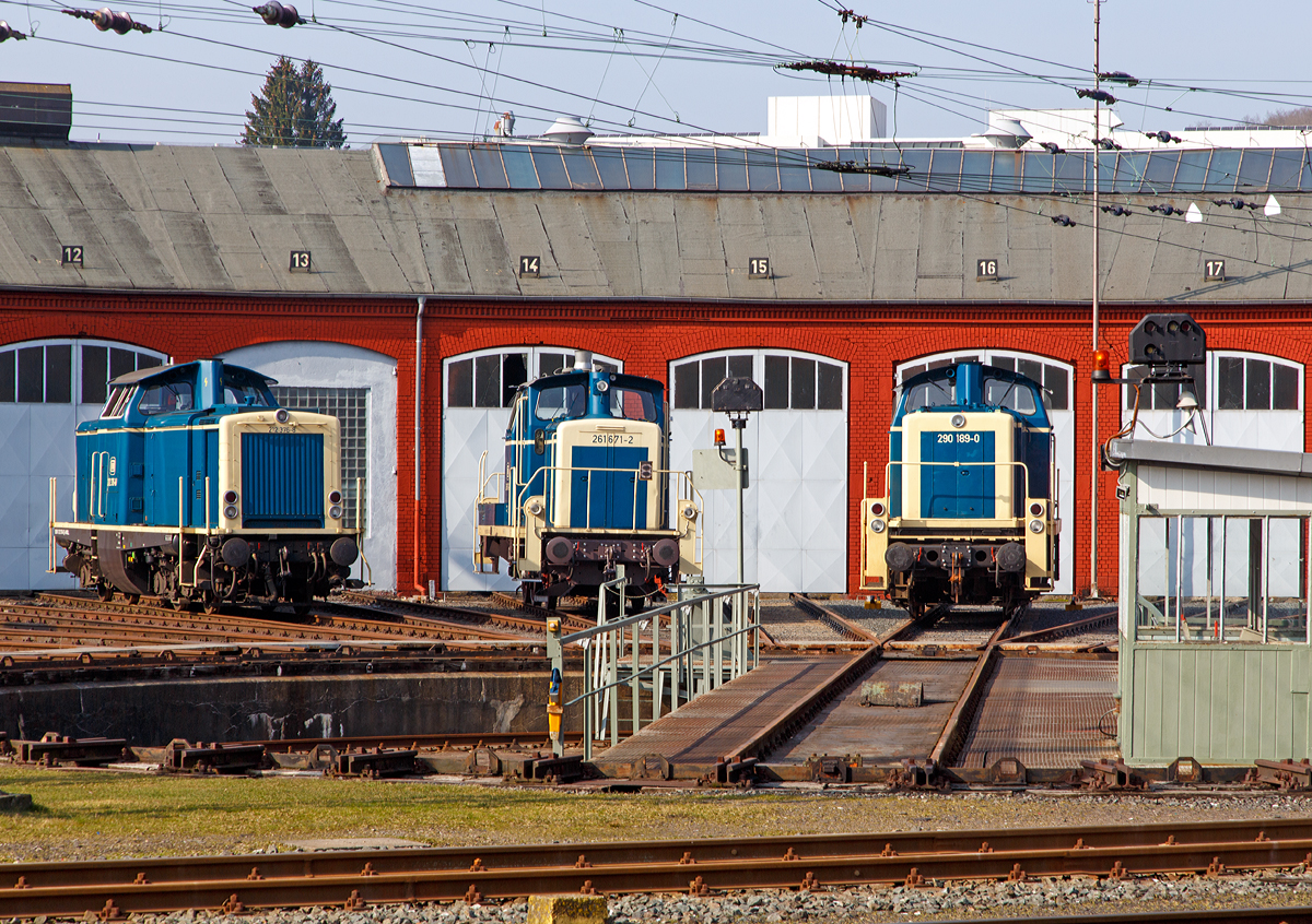 
Gleich dreimal ozeanblau beige stehen vor dem Siegner Lokschuppen am 23.03.2015. 
Von links nach rechts: 
Die 212 376-8 (92 80 1212 376-8 D-AVOLL) der Lokvermietung Aggerbahn Andreas Voll e.K, ex DB 212 376-8, ex DB V 100 2376 eine V 100.20, die 261 671-2 (98 80 3361 671-1 D-AVOLL) der Lokvermietung Aggerbahn Andreas Voll e.K, ex DB 261 671-2, ex DB V 60 671, eine V 60 der schweren Bauart  und die 209 189-8 (98 80 3290 189-0 D-RPRS) der Railsystems RP GmbH, ex DB 290 189-0, eine V 90.