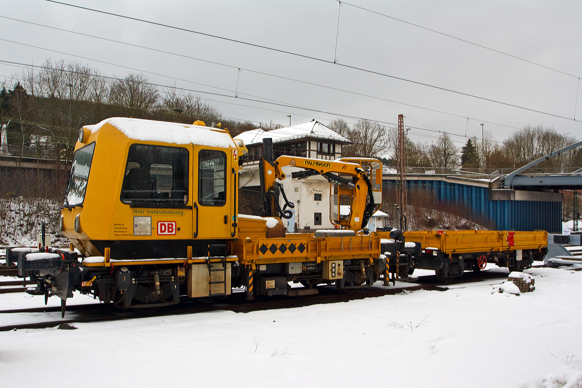 
Gleisarbeitsfahrzeug GAF 100 R (Schweres Nebenfahrzeug Nr. 97 17 50 011 18-3) mit Gleiskraftwagenanhänger H27 (Schweres Nebenfahrzeug Nr. 35.1.081) beide von der DB Netz AG, abgestellt am 29.12.2014 in Kreuztal.