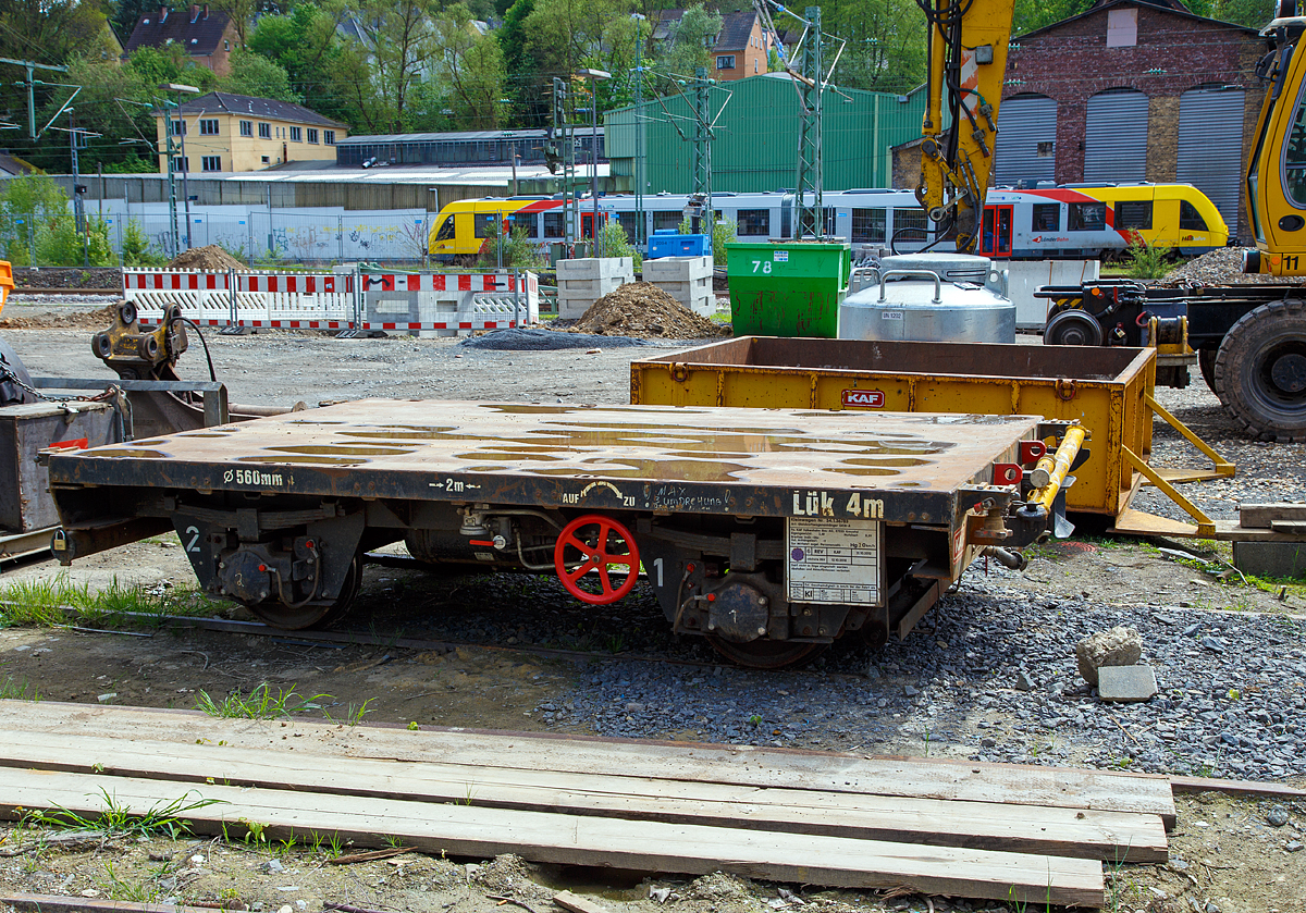 Gleiskraftwagenanh�nger GKW-A (H 25), Kleinwagen Nr. 34.1.36785, der KAF Falkenhahn Bau AG (Kreuztal), abgestellt am 14.05.2017 in Betzdorf(Sieg).  Dahinter die zugeh�rige Aufsetzmulde zu dem Wagen.

TECHNISCHE DATEN: 
Art: Gleiskraftwagenanh�nger  BA 341, Typ GKW-A-H 25
Spurweite: 1.435 mm 
L�nge �ber Kupplung: 4.000 mm 
Achsabstand: 2.000 mm 
Laufraddurchmesser: 560 mm
Ma�e Ladefl�che: 3.500 mm x 2.500 mm
H�chst Geschwindigkeit: 20 km/h (ehemals 60 km/h)
Nutzlast: 8.000 kg
Eigengewicht: 3.400 kg
