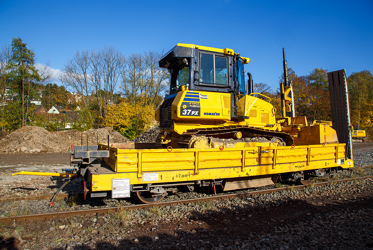 Gleiskraftwagenanh�nger KLA06 (mit Auffahrrampe), Kleinwagen 06 0021 5, der Hering Bau GmbH & Co. KG (Burbach-Holzhausen), abgestellt am 29.10.2016 in Betzdorf/Sieg. Hier beladen mit einer 8,8 t schweren Komatsu Planierraupe D37PX-23 mit TOPCON 3D-GPS.  Motorleistung der Planierraupe 67,7 kW / 92,0 PS bei 2.200 U/min.

Gleiskraftwagenanh�nger wurden 2011 von der AHUB GmbH, 15926 Luckau, gebaut. Wobei ich glaube dass es sich hier eher um einen Neuaufbau und Umbau eines alten Anh�ngers handelt. Ich konnte die eingeschlagene Nr. 19330 sehen, die k�nnte die Waggon-Union Fabriknummer 19330, so w�rde es um den 1975 gebauten ex DB 07 0001-3 handeln.

Spurweite: 1.435 mm
Anzahl der Achsen: 2
Eigengewicht: 7.500 kg
Nutzlast: 16.000 kg
Zul. Anh�ngelast: 30 t
L�nge �ber Puffer: 7.500 mm
Ladel�nge: 7.000 mm
Achsabstand: 4.500 mm
Breite: 2.800 mm
Bremse: WS – P - A
Zul. Geschwindigkeit (Hg): 20 Km/h (urspr�nglich 80 km/h) 
Besonderheiten: 
Auffahrrampe f�r Raupen und andere Bauger�te.
An Wagenboden befinden sich seitliche Schotterrutschen, in Verbindung mit dem Schotteraufbau, werden Bleche aus dem Wagenboden entfernt und der Wagen dient dann als kleiner Sch�ttgutwagen. 
Schotteraufbau siehe hellertal.startbilder.de/bild/Deutschland~Unternehmen~Hering+Bau/526692/schotteraufbau-fuer-den-gleiskraftwagenanhaenger-kla06-mit.html
