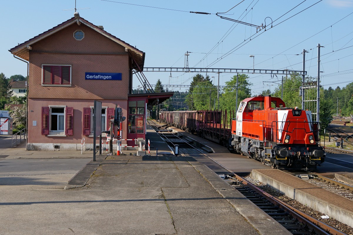Gravita: Da an den Samstagen f�r das Stahlwerk Gerlafingen nur eine G�terzugszufuhr stattfindet, werden die Wagen von der Gravita und dem Rangierpersonal des Stahlwerkes weggestellt, da kein Rangierpersonal der SBB anwesend ist. Die Aufnahme ist am 6. Juni 2015 in Gerlafingen entstanden.
Foto: Walter Ruetsch 