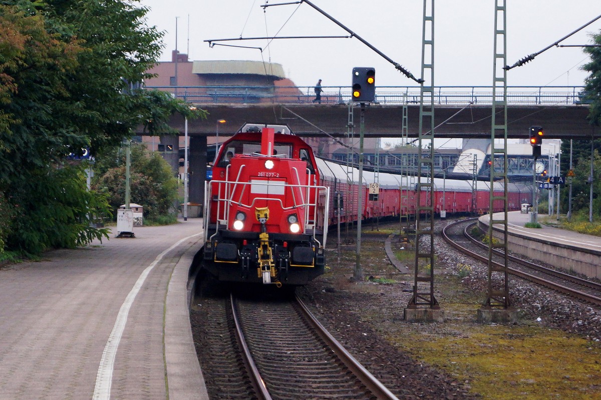 Gravita: Die rote Gravita 261 077 2 auf Rangierfahrt mit einem Autozug in HAMBURG HARBURG am 14. Oktober 2015.
Foto: Walter Ruetsch