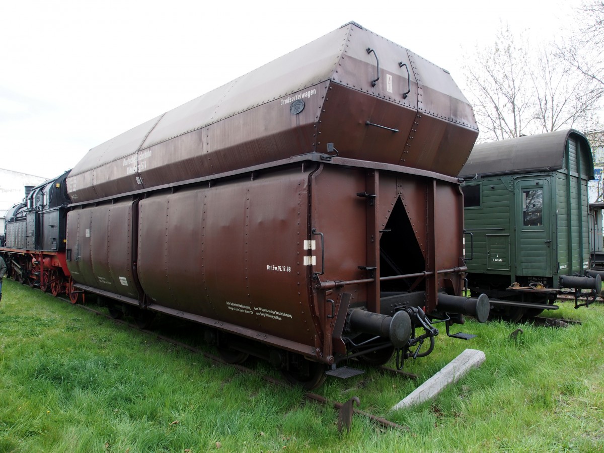 Gro�raumsch�ttwagen Fad Oldenburg 574 im Bw Dresden Altatdt am 17.04.2015.
