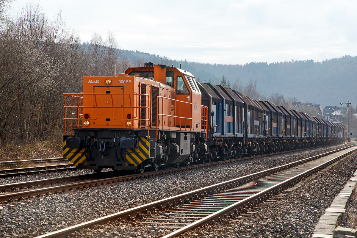 
Güterverkehr im Hellertal....
Die KSW (Kreisbahn Siegen-Wittgenstein) kommt mit einem beladenen Coilzug (Teleskophaubenwagen der Gattung Shimmns 2) am 15.03.2016 durch Herdorf, und fährt gleich vom DB Gleis aufs KSW Gleis, dann geht es weiter via Neunkirchen nach Neunkirchen-Salchendorf auf den Pfannenberg. 
Die Zuglok ist hier die Lok 44 (92 80 1271 004-4 D-KSW) eine MaK G 1000 BB und am Zugschluß schiebt die Lok 42  (92 80 1277 902-3 D-KSW) eine Vossloh MaK G 1700 BB.