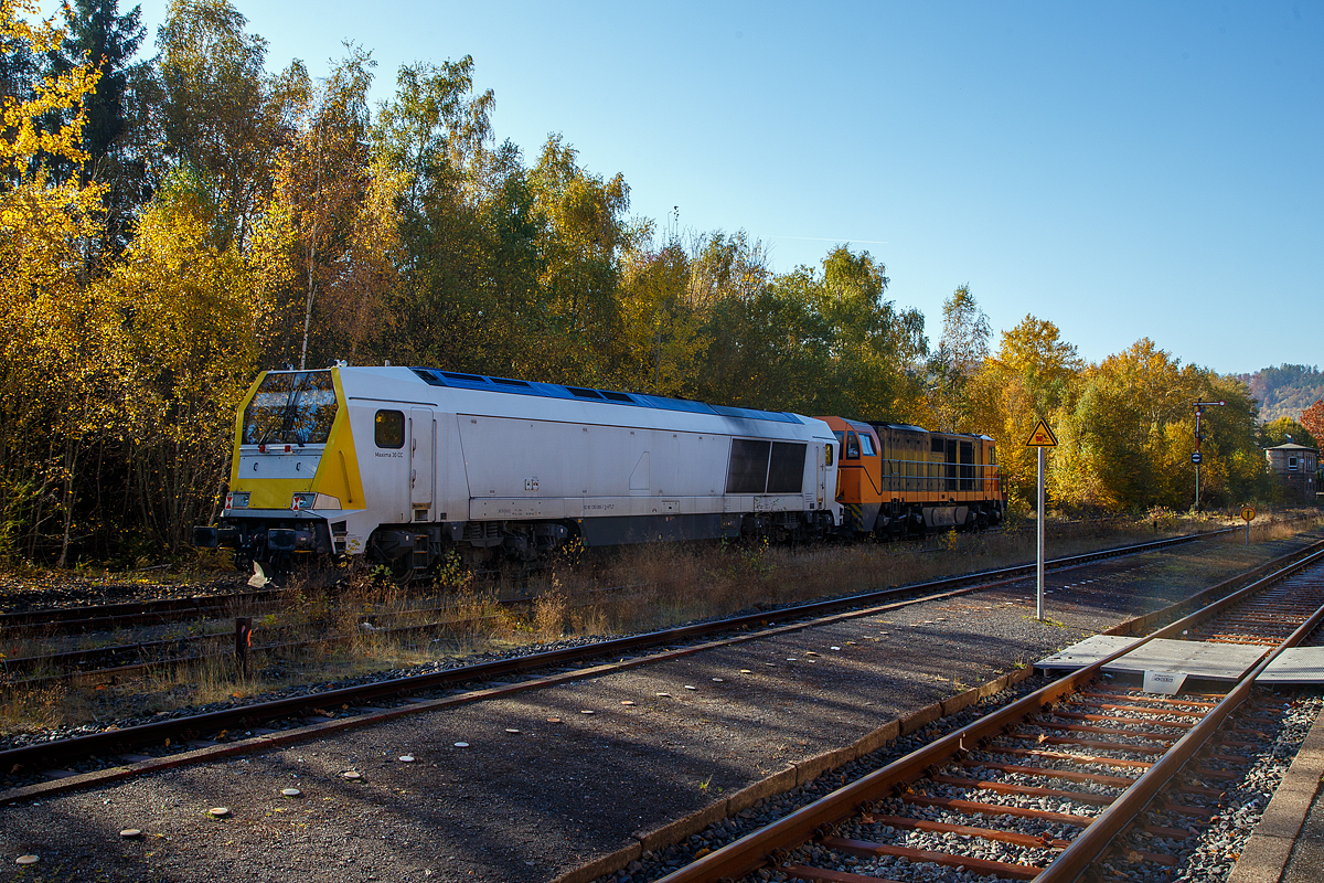 Herbstzeit im Hellertal.....
Noch haben sie am 28.10.2021 im Bahnhof Herdorf auf Gleis 4 Hp 0 und müssen den Gegenzug RB 96 – Hellertalbahn abwarten, die Mietlok die Voith Maxima 30 CC – VTLT 263 005-5 (92 80 1263 005-1 D-VTLT) der Voith Turbo Lokomotivtechnik GmbH & Co. KG am Haken der KSW 43 (92 80 1273 018-2 D-KSW) der KSW (Kreisbahn Siegen-Wittgenstein) bevor es von Herdorf in Richtung Betzdorf (Sieg) weiter geht.

Vorne (rechts im Bild) das Stellwerk Herdorf Fahrdienstleiter.