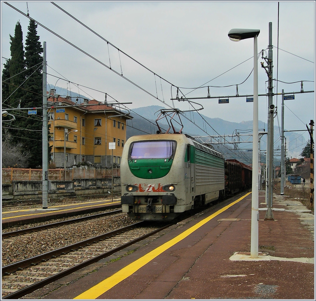 Heute im hochwertigen Fernverkehr eingesetzt, zog die FS 402B. 155 am 6. Februar einen Güterzug durch den Bahnhof von Stresa.
