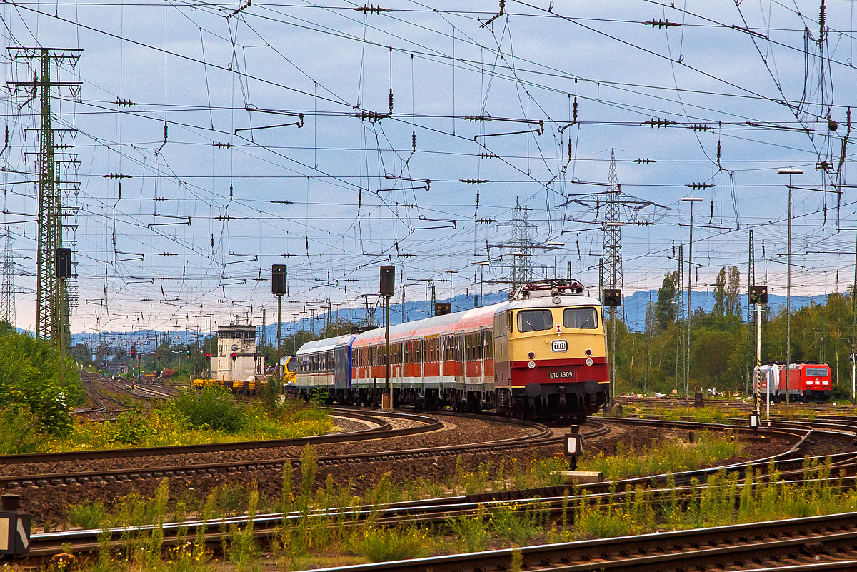 
Hier als Nachschuß, wo nun der gesamte Zug zu sehen ist: 
In einer ungewöhnlichen Zusammenstellung fährt ein Personenzug der TRI Train Rental GmbH mit einem Wittenberger Steuerwagen voraus am 04.09.2020 durch Koblenz-Lützel in Richtung Köln. 

Die Zugbildung war hier im Einzelnen: Wittenberger Steuerwagen, ein n-Wagen, die Lok 145 088-1  Stefanie , vier weitere rote n-Wagen und als Schlußläufer die E10 1309 (113 309-9).

