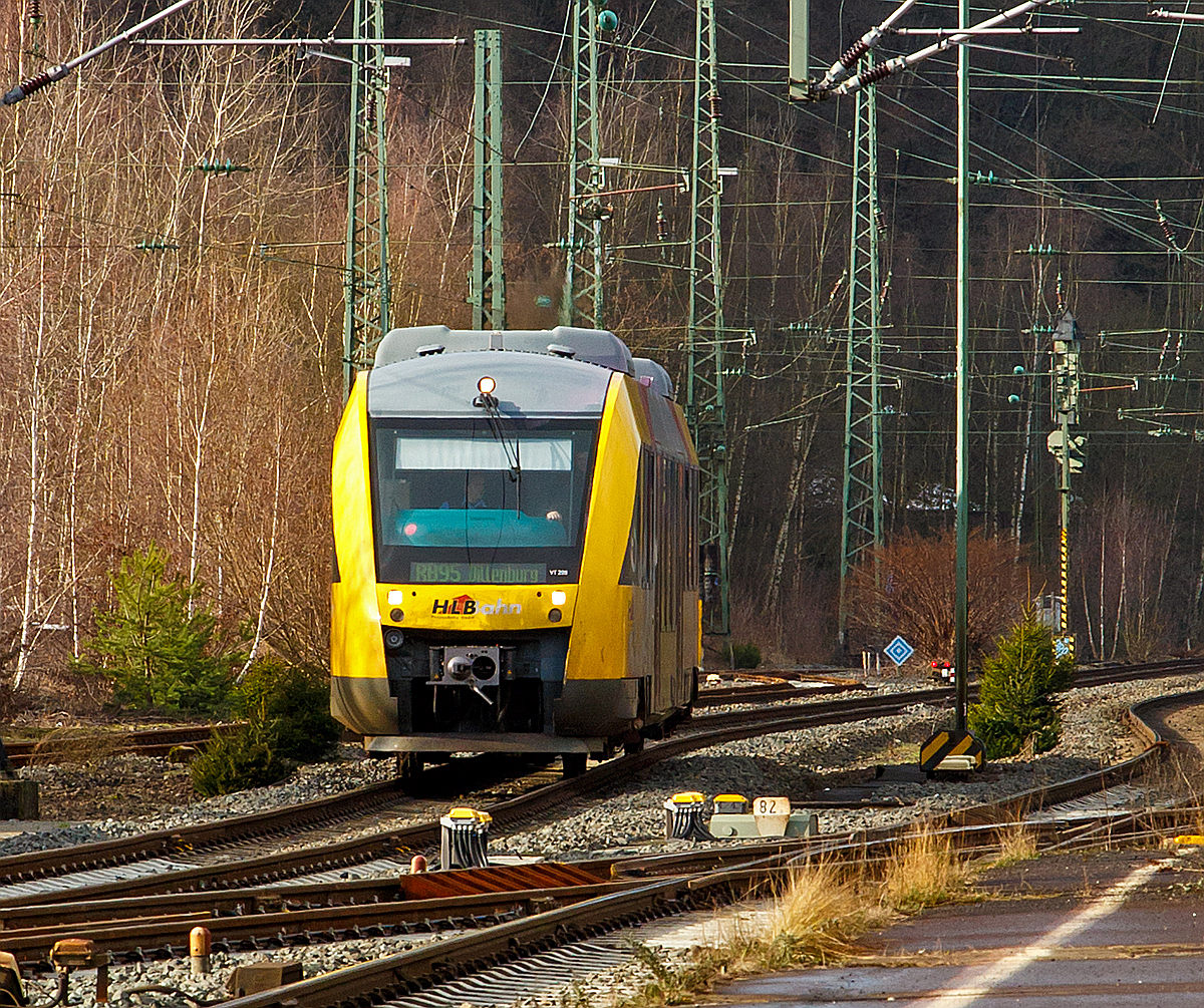 
Hier das gleiche Bild wie zuvor ( http://hellertal.startbilder.de/bild/deutschland~unternehmen~hlb-hessische-landesbahn-2/405793/der-vt-209-95-80-0640.html ), jedoch als enger Bildausschnitt....

Der VT 209 (95 80 0640 109-4 D-HEB) ein  Alstom Coradia LINT 27 der HLB (Hessische Landesbahn),  ex VT 209 der Vectus, erreicht nun bald (31.01.2015), als RB 95  Sieg-Dill.Bahn  Au/Sieg - Siegen - Dillenburg, den Bahnhof Betzdorf/Sieg.