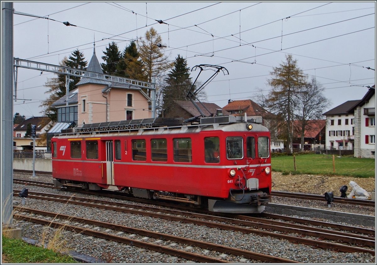 Hier nun eine farbige Variante des CJ  Arosabahn-Triebwagens  Bef 4/4 641 (ex ABe 4/4 ) in Le Noiremont.
17. Nov. 2014