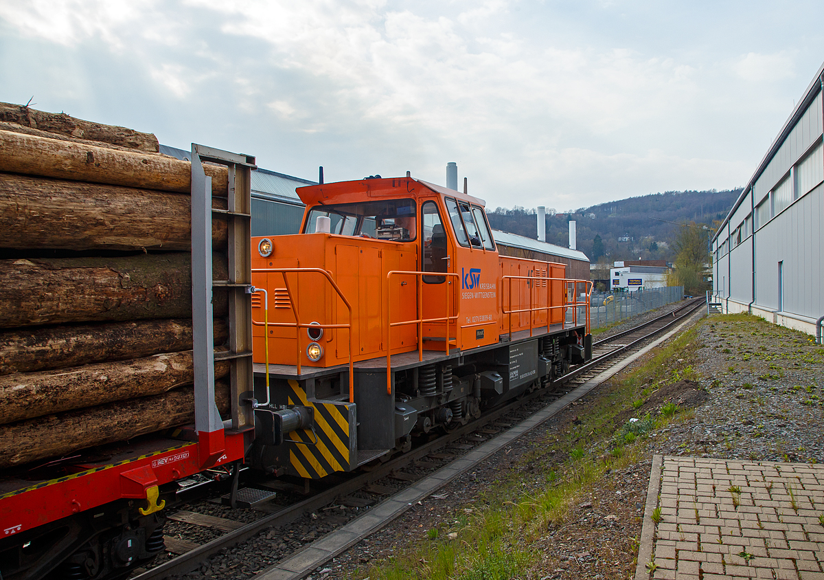 Holztransport im Siegerland:
Gewaltige Forstschäden an dem kompletten Fichtenbestand durch den Borkenkäfer sind in der Region zu beobachten. Mit der Abholzung kommt man nicht hinterher. Hier in Siegen-Eintracht auf dem Betriebsgelände der KSW (Eisern-Siegener Eisenbahn NE 437) findet die Holzverladung der Region, von den LKW´s  auf die Schiene, statt. Nun (am 21.04.2021) sind die Wagen alle beladen und so stellen zwei Loks der Kreisbahn Siegen-Wittgenstein, die KSW 44 und 45, einen langen Holzzug zusammen.
Hier im Bild zieht (rangiert) die KSW 45 (98 80 0276 016-9 D-KSW), eine MaK G 1204 BB, gerade einige Wagen von einem Gleis, um sie an den Zug zu drücken.
