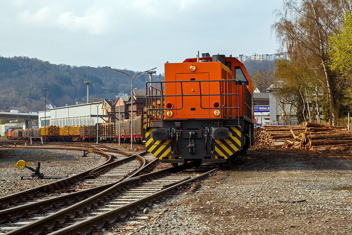 Holztransport im Siegerland:
Gewaltige Forstschäden an dem kompletten Fichtenbestand durch den Borkenkäfer sind in der Region zu beobachten. Mit der Abholzung kommt man nicht hinterher. Hier in Siegen-Eintracht auf dem Betriebsgelände der KSW (Eisern-Siegener Eisenbahn NE 437) findet die Holzverladung der Region, von den LKW´s  auf die Schiene, statt. Nun (am 21.04.2021) sind die Wagen alle beladen und so stellen zwei Loks der Kreisbahn Siegen-Wittgenstein, die KSW 44 und 45, einen langen Holzzug zusammen.
Hier im Bild die KSW 44 (92 80 1271 004-4 D-KSW) eine MaK G 1000 BB und ganz vorne kann man die KSW 45 (98 80 0276 016-9 D-KSW) eine MaK G 1204 BB erkennen.
