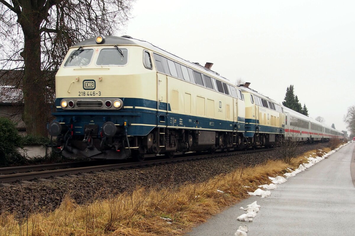 IC Allgäu 2012  ein weißes 218-Doppel türkis/beige 218 446-3 und 218 460  Conny  in Bellenberg am 14.12.2021.