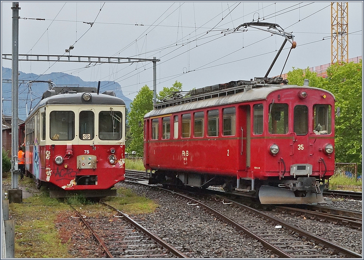 Ich befürchte, dies ist das allerletzte Bild eins CEV BDeh 2/4...
Denn als ich das nächste Mal hier vorbeikam, war er weg.
Neben dem lädierten Triebwagen rangiert der B-C ABe 4/4 I 35.
Vevey, den 28. Mai 2018 
